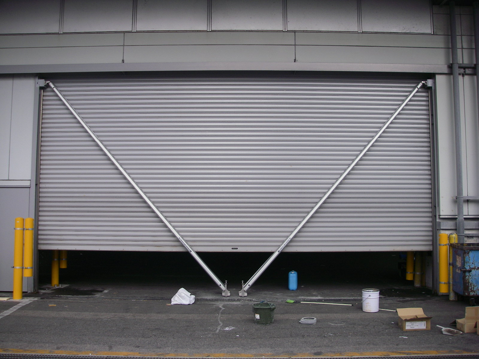 シャッターガードの取付けによる台風・強風対策｜和歌山・南大阪 工場工事・設備メンテナンス.com